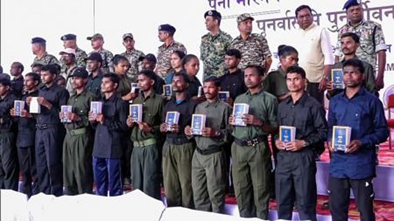 சத்தீஸ்கர் மாநிலத்தில் 41 நக்சலைட்கள் சரண்