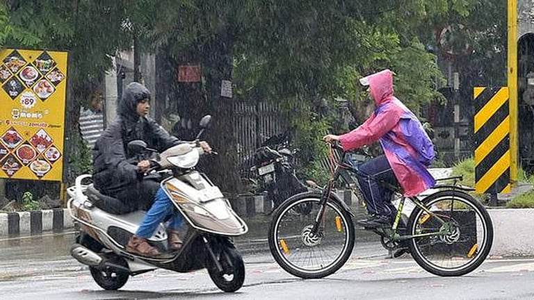 3 மாவட்டங்களில் பள்ளி, கல்லூரிகளுக்கு அரை நாள் விடுமுறை!