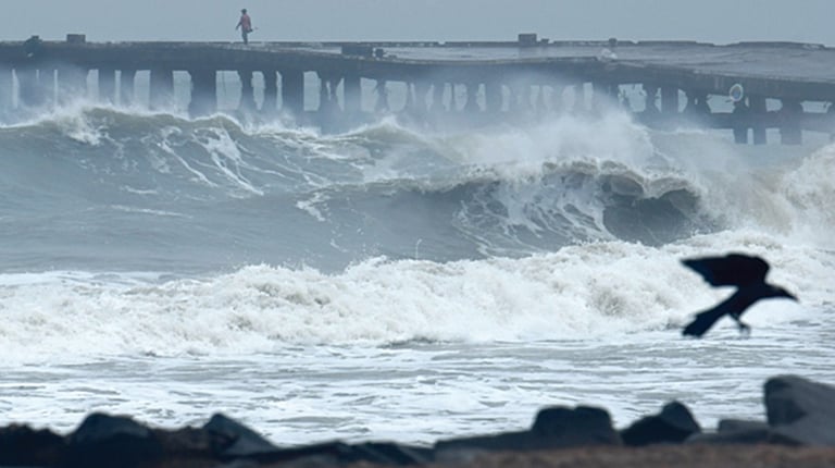 சென்னையை நெருங்கியது ‘டிட்வா’ புயல்; திருவள்ளூர், ராணிப்பேட்டைக்கு ‘ரெட் அலர்ட்’