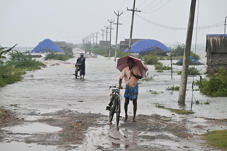 டிட்வா புயல்: நாகையில் நீடிக்கும் கனமழையால் இயல்பு வாழ்க்கை பாதிப்பு
