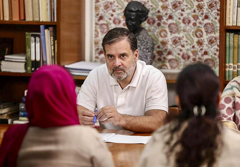 டெல்லி காற்று மாசு விவகாரத்தில் மோடி மெளனம்... ராகுல் காந்தி கடும் தாக்கு