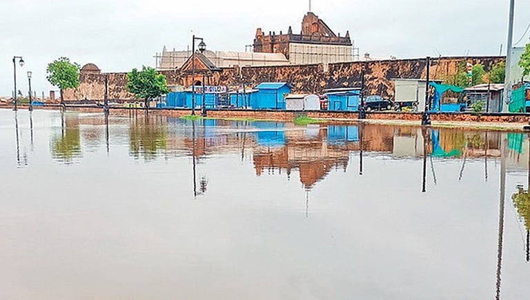 டெல்டா மாவட்டங்களில் கொட்டித் தீர்த்த கனமழை - இயல்பு வாழ்க்கை பாதிப்பு