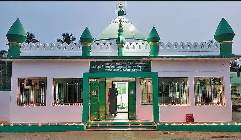 மத நல்லிணக்கத்தை வலியுறுத்தி கானூர் தர்காவில் தீப வழிபாடு!