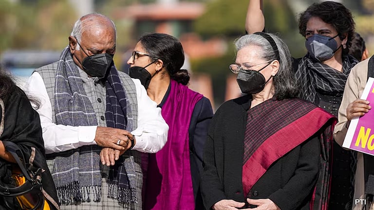 டெல்லியில் காற்று மாசை தடுக்க நடவடிக்கை எடுக்க வேண்டும்: சோனியா வலியுறுத்தல்