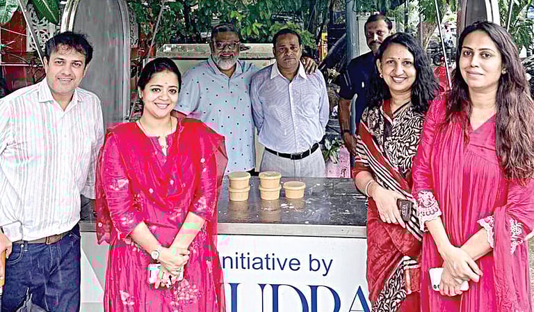 சென்னை தி.நகர் பாண்டி பஜாரில் தினமும் மதியம் 12 மணிக்கு இலவச உணவு