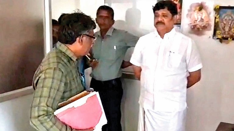 வெம்பக்கோட்டை ஊராட்சி ஒன்றிய அலுவலகத்தில் பணியாற்றிய அரசு ஊழியர் அல்லாத நபர்!