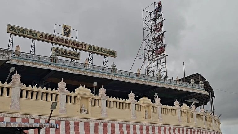 திருத்தணி முருகன் கோயிலில் பக்தர்கள் தீபம் ஏற்றும் பகுதியில் திடீரென பற்றிய தீயால் பரபரப்பு