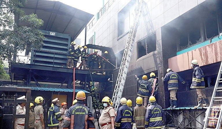 அண்ணா நகர் ஜிஎஸ்டி ஆணையரகத்தில் தீ விபத்து: இரண்டரை மணி நேரம் போராடி தீ அணைப்பு