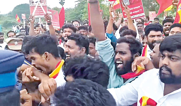 காவல் உதவி ஆய்வாளரின் கையை கடித்தவர் உட்பட 5 பேர் கைது