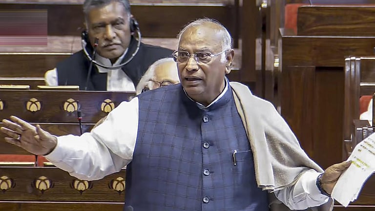 “உங்கள் தலைவர்கள் அன்று பிரிட்டிஷாருக்கு வேலை செய்தனர்” - அமித் ஷாவுக்கு கார்கே பதில்