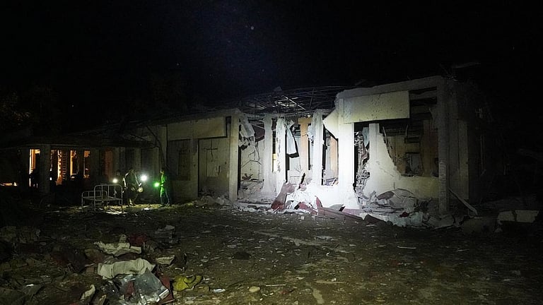 மியான்மர் ராணுவ தாக்குதலில் மருத்துவமனை தரைமட்டம்... 34 பேர் உயிரிழப்பு