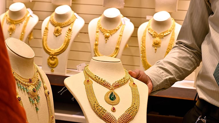 ரூ.1 லட்சத்தை நெருங்கிய தங்கம் விலை: பவுனுக்கு ரூ.720 உயர்வு
