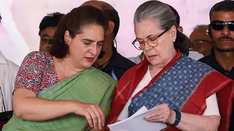 புதுச்சேரி அரசுக்கு எதிராக பாத யாத்திரை: சோனியா தொடங்கி வைப்பதாக தகவல்