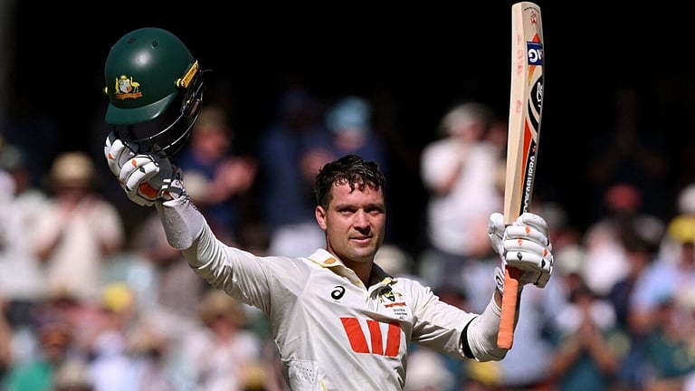 அலெக்ஸ் கேரி 106, கவாஜா 82 ரன்கள் விளாசல்: முதல் இன்னிங்ஸில் 371 ரன்கள் குவித்த ஆஸ்திரேலியா