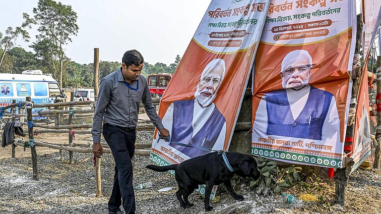 கடும் பனி: பிரதமர் மோடியின் ஹெலிகாப்டர் தரையிறங்க முடியாமல் கொல்கத்தா திரும்பியது!