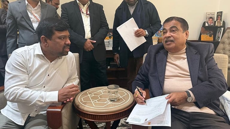 ராமேசுவரம் - அரிச்சல்முனை நான்கு வழி சாலை கோரி மத்திய அமைச்சரிடம் நவாஸ்கனி எம்.பி கடிதம்