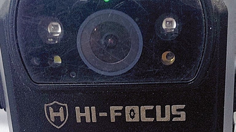 சாலை விதிமீறலை துல்லியமாக அறிய போக்குவரத்து போலீஸாரின் சட்டை பட்டனில் பொருத்தப்படும் நவீன கேமரா