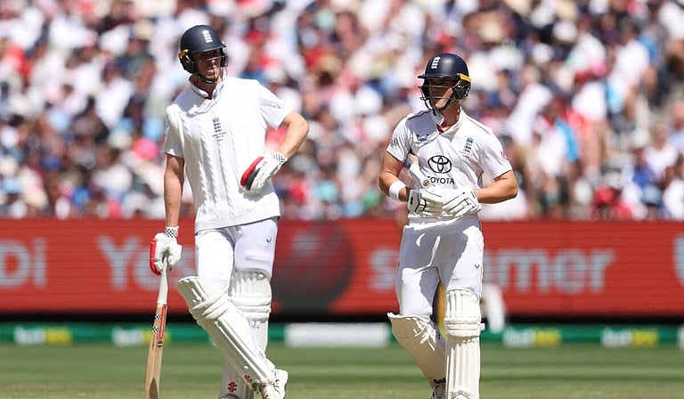 ஒரே நாளில் 20 விக்கெட்டுகள் - 30 ஓவர்கள் கூட தாக்குப் பிடிக்காத இங்கிலாந்து!