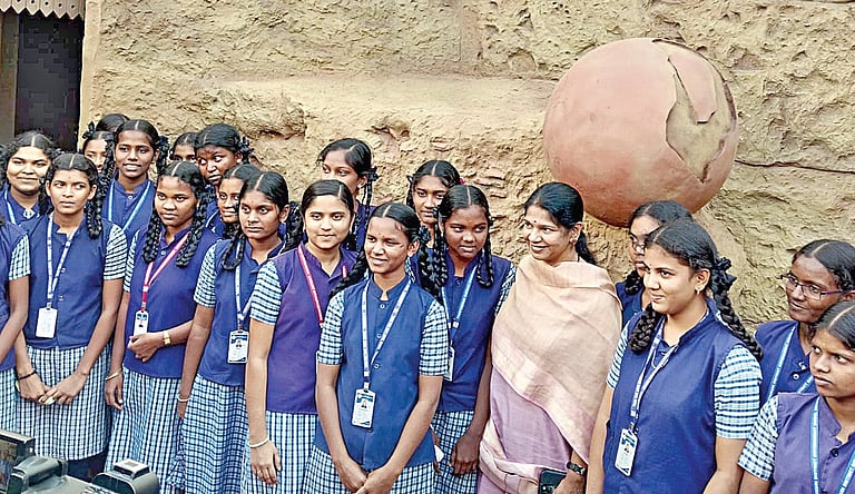 “முதல்வருக்கு பழனிசாமியுடன் விவாதிக்க நேரமில்லை” - கனிமொழி எம்.பி பதில்