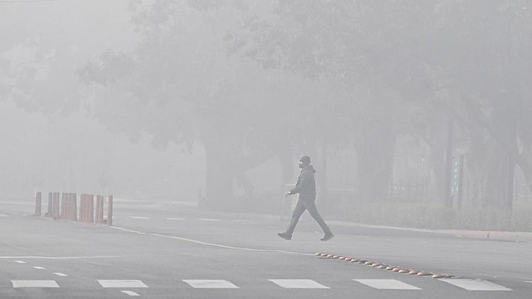 டெல்லியில் பனிமூட்டம்: 128 விமான சேவைகள் ரத்து