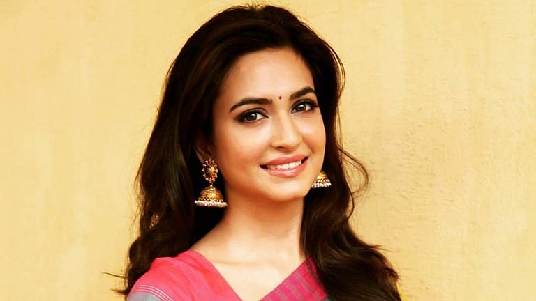 நடிகை கிருத்தி கர்பந்தா பெயரில் வாட்ஸ்-அப் மோசடி