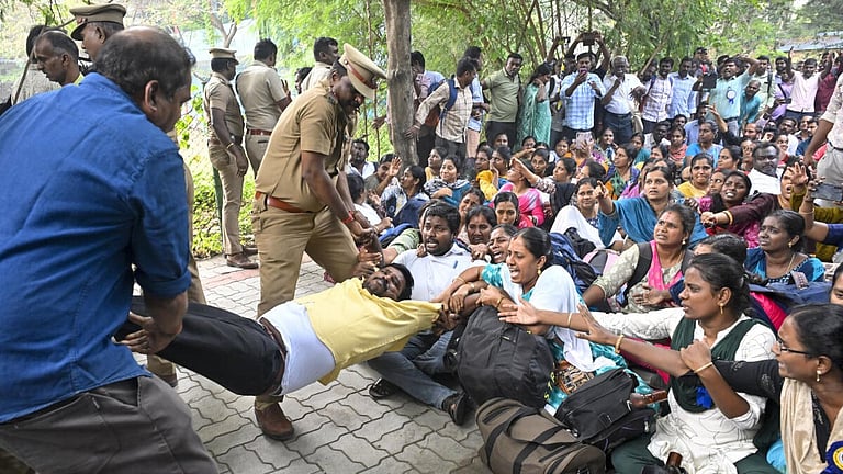 “வாக்குறுதி எண் 311... கண்ணீரை துடைப்பேன் என்றீர்களே..!” - இடைநிலை ஆசிரியர்கள் போராட்டமும் பின்புலமும்