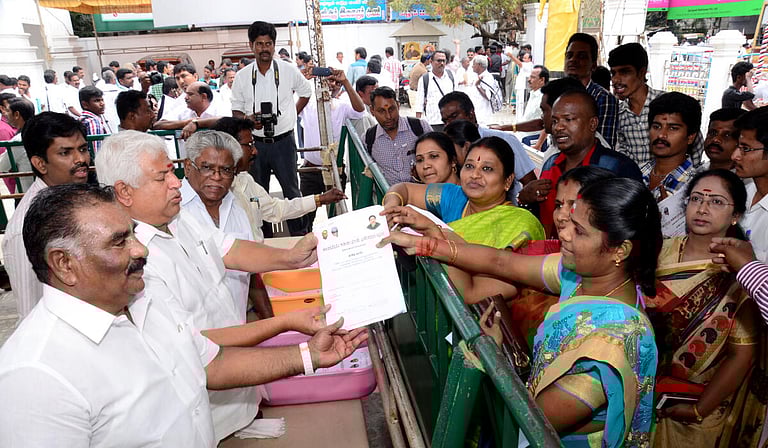 அதிமுகவில் 10,175 பேர் விருப்ப மனு; இபிஎஸ் பெயரில் 2,187 மனுக்கள்!