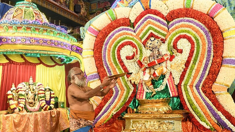 புதுவை மணக்குள விநாயகர் ஆலயம்  -புத்தாண்டை முன்னிட்டு  40000 பேருக்கு லட்டு பிரசாதம்