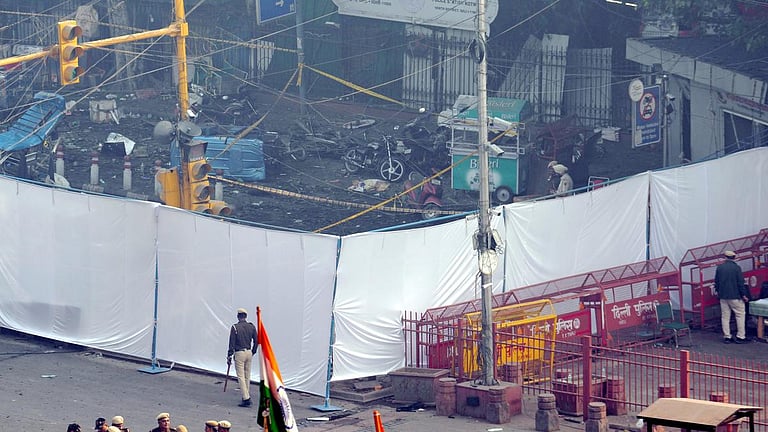 டெல்லி குண்டுவெடிப்பில் பலியான அப்பாவிகளின் பெயரில் வாங்கப்பட்ட போலி சிம்கார்டுகள் - தீவிரவாதத்துக்கு  மருத்துவர்களே பயன்படுத்தியது அம்பலம்