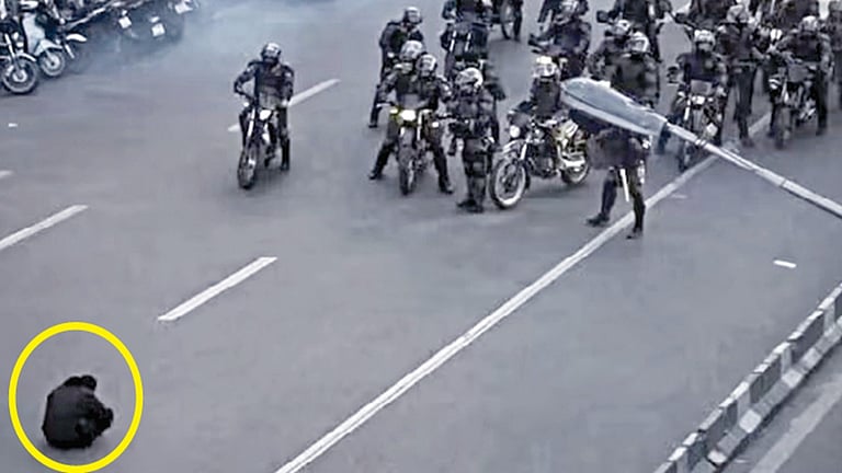 சீனாவின் டேங்க் மேன் போன்று ஈரான் ராணுவத்தை தனி ஒருவனாக எதிர்த்த இளைஞர்