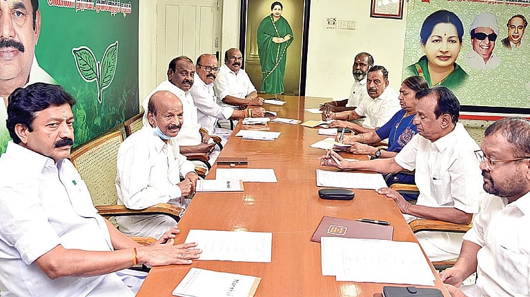 அதிமுகவில் விருப்ப மனு அளித்த 7,988 பேர்: 9-ம் தேதி முதல் பழனிசாமி நேர்காணல்