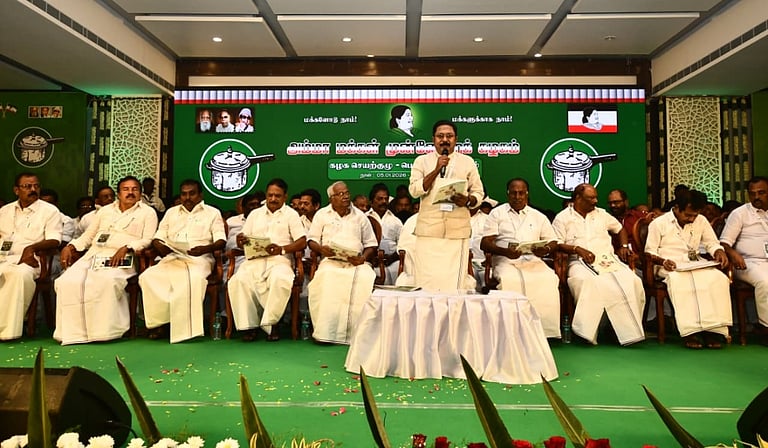 கூட்டணி முடிவெடுக்க தினகரனுக்கு முழு அதிகாரம்: அமமுக பொதுக்குழு தீர்மானங்கள் என்னென்ன?