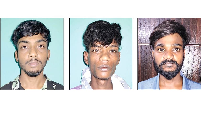 பழிவாங்க ஆயுதங்களுடன் நின்றிருந்த மூவர் கைது