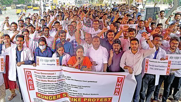 20% இடங்கள் ஒதுக்கக் கோரி வெளிநாட்டில் மருத்துவம் படித்த மாணவர்கள் உண்ணாவிரதம்