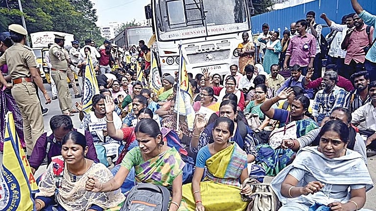 இடைநிலை ஆசிரியர்கள் தொடர் போராட்டம்: சென்னையில் 2,500-க்கும் மேற்பட்டோர் கைது