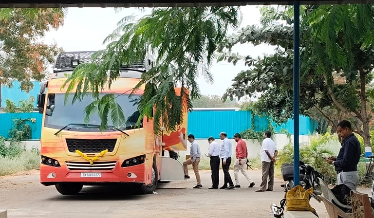 கரூர் சிபிஐ அலுவலகத்துக்கு கொண்டு வரப்பட்ட விஜய்யின் பிரச்சார வாகனம்: மத்திய தடயவியல் குழு ஆய்வு