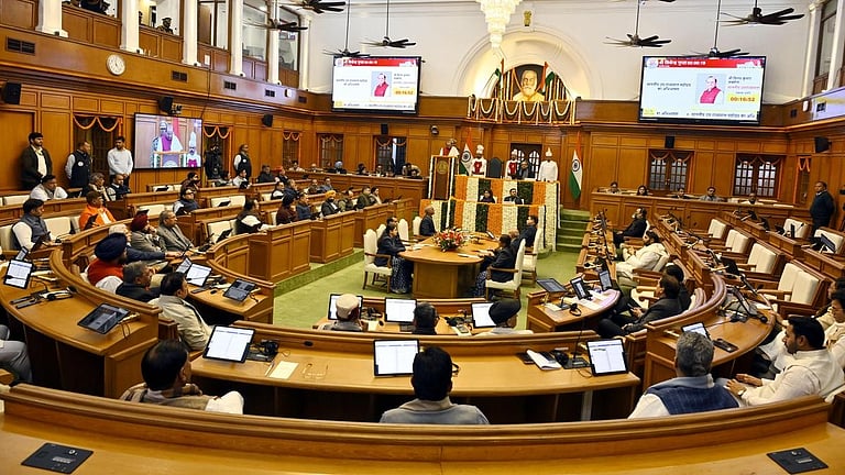 தொடர்ந்து அமளியில் ஈடுபட்ட ஆம் ஆத்மி எம்எல்ஏ.க்கள் 4 பேர் சஸ்பெண்ட்