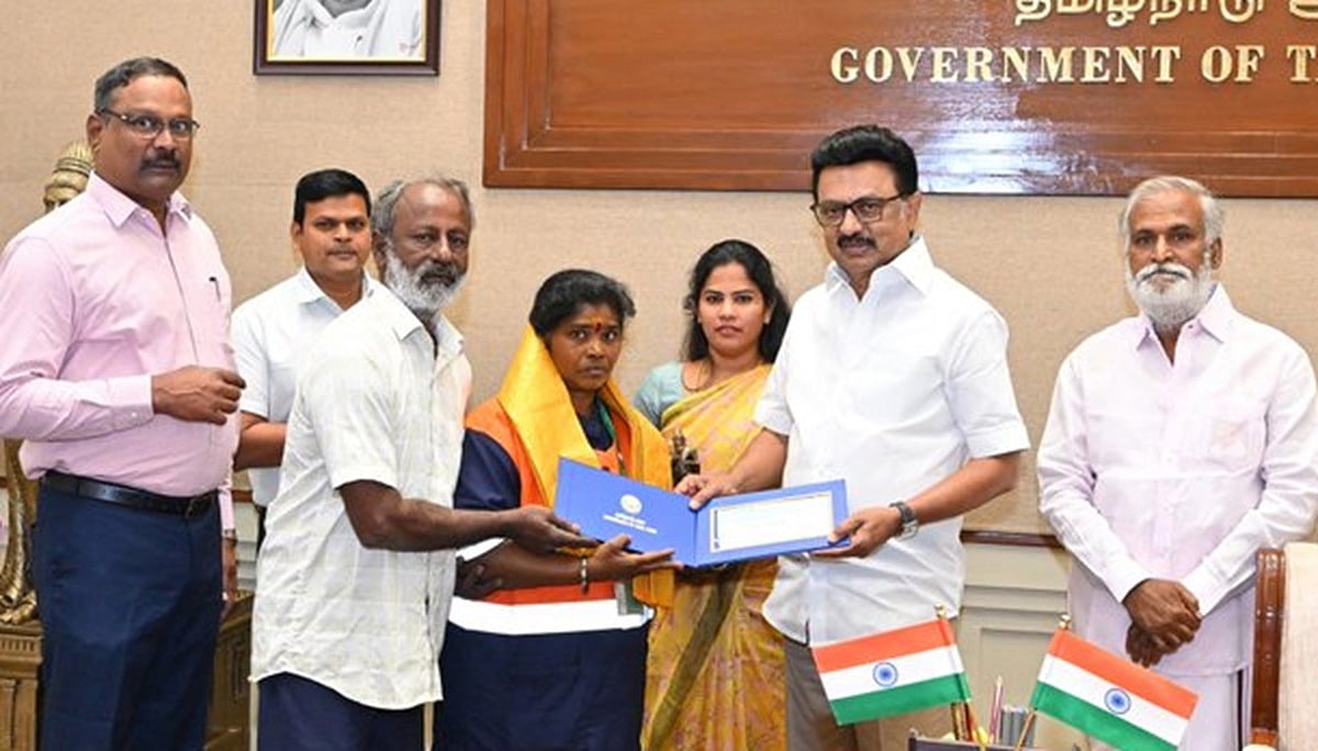 45 பவுன் நகையை ஒப்படைத்த தூய்மைப் பணியாளர் பத்மாவுக்கு ரூ.1 லட்சம் வழங்கி முதல்வர் பாராட்டு!