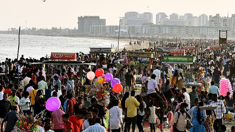 சென்னையில் காணும் பொங்கல் பாதுகாப்பு பணியில் 16 ஆயிரம் போலீஸார்: மெரினாவில் குளிக்க தடை