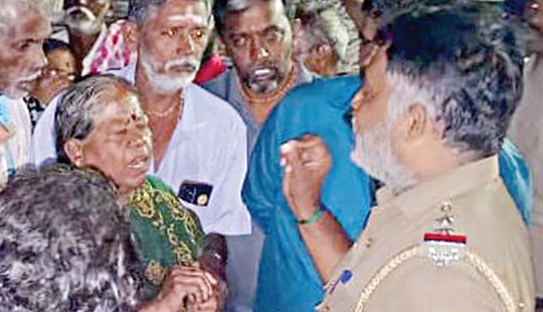 ஏலச்சீட்டு நடத்தி 300 பவுன் நகையை சுறுட்டிச் சென்ற  மோசடி பெண் - ரேஷனில் 3000 வாங்க வந்த போது கையும் களவுமாக  சிக்கிய சம்பவம்