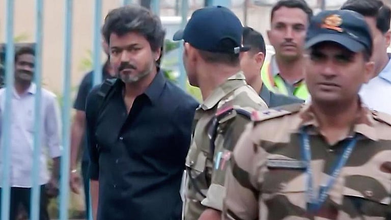 19-ம் தேதி டெல்லியில் மீண்டும் ஆஜராக விஜய்க்கு சிபிஐ சம்மன்