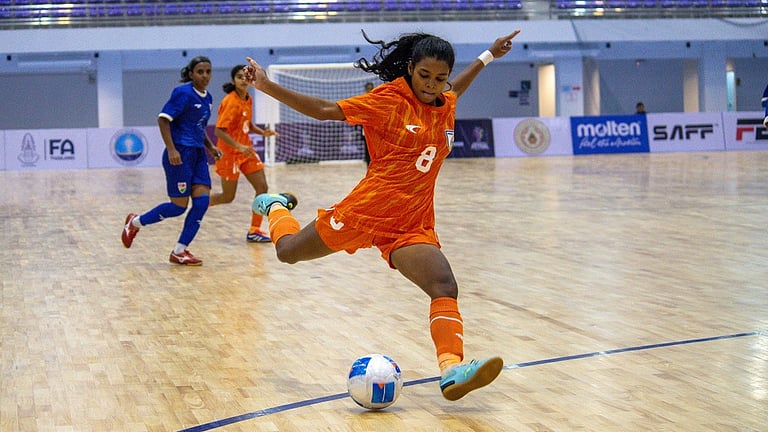 மகளிர் புட்சால் கால்பந்து: மாலத்தீவுகளை பந்தாடியது இந்திய அணி