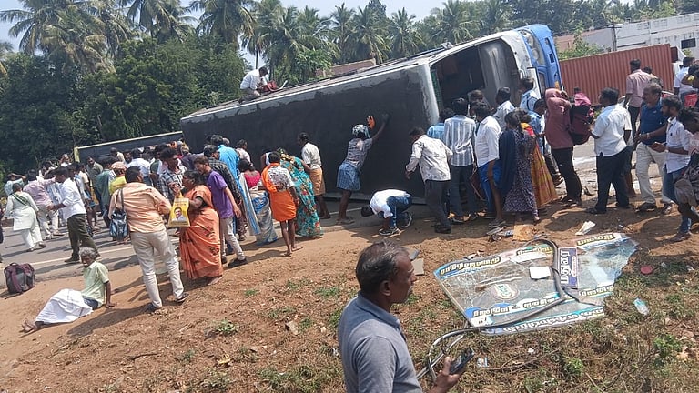 சமயநல்லூர் அருகே அரசு பேருந்து கவிழ்ந்து விபத்து: 6 பக்தர்கள் படுகாயம்