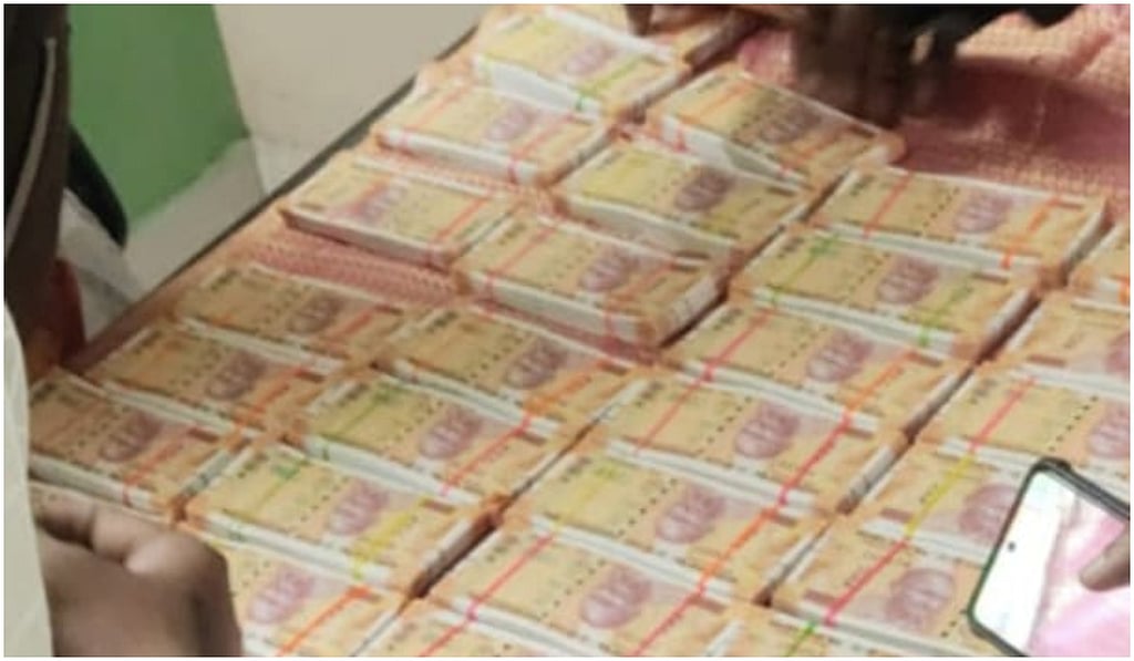 திருச்சியில் ரூ.8.37 லட்சம் மதிப்புடைய ரூ.200 கள்ள நோட்டுகள் பறிமுதல்