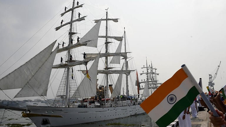 13 நாடுகள் வழியாக 22,000 நாட்டிக்கல் மைல் பயணிக்கும் இந்திய போர் கப்பல்