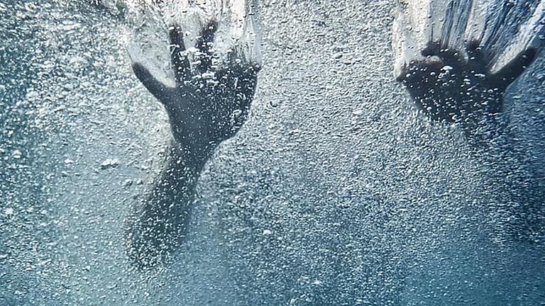 தூத்துக்குடியில் பரபரப்பு! கடலில் மூழ்கி 3 சிறுவர்கள் பலி!