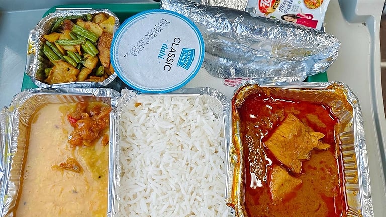 ரயில் பயணிகளுக்கு ஹேப்பி நியூஸ்! ஹவுரா வந்தே பாரத் ரயிலில் இனி அசைவ உணவு