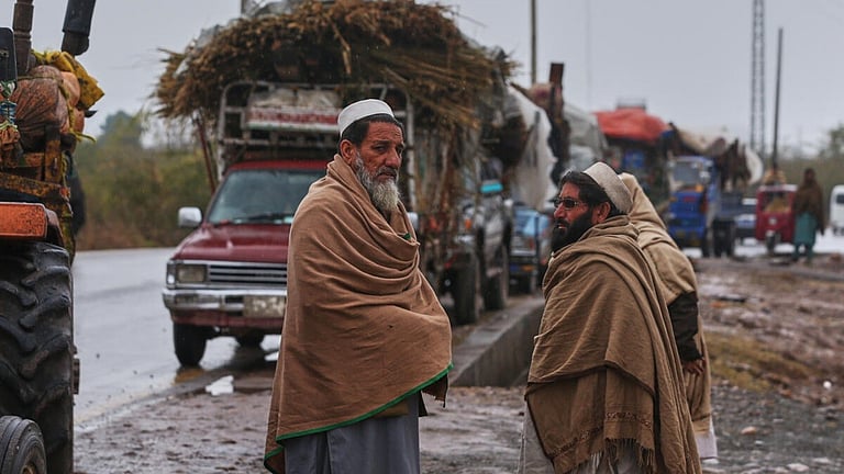 வடமேற்கு பாகிஸ்தானில் இருந்து 70,000 பேர் வெளியேற்றம் - தலிபான்களுக்கு எதிராக ராணுவம் நடவடிக்கையா?