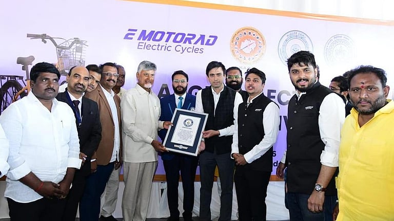 ஆந்​திர முதல்​வர் சந்திரபாபு தொகுதியில் இ-சைக்கிள் விநியோகத்தில் கின்னஸ் சாதனை