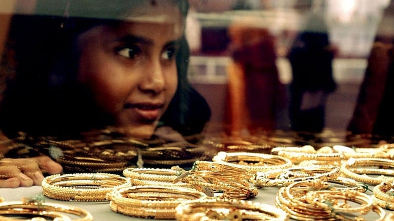 சட்டென சரிந்தது தங்கம் விலை... நகைபிரியர்களே மிஸ் பண்ணாதீங்க